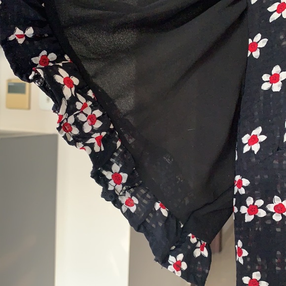 HAND PAINTED FLOWERS. Georgette self-pattern top. With bell sleeves. Zip behind. - Picture 5 of 8